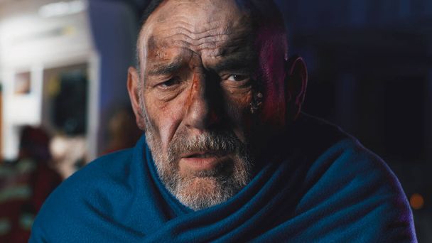 Senior-Überlebender blickt in Kamera - Foto, Bild