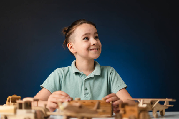 mignon caucasien enfant jouer en bois jouet sur table - Photo, image