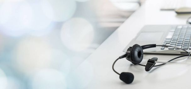 Zestaw słuchawkowy i sprzęt obsługi klienta w call center gotowy do aktywnej obsługi - Zdjęcie, obraz