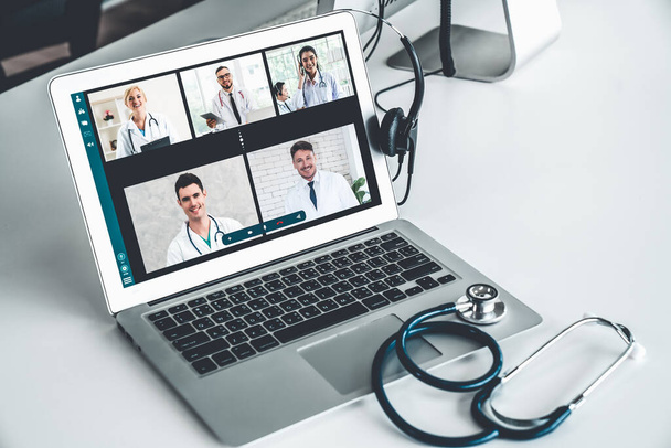 Telemedicine szolgáltatás online videohívás orvosnak, hogy aktívan csevegjen a beteggel - Fotó, kép