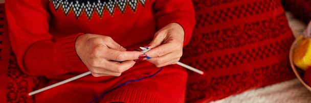 Banner Mature female sitting in comfortable sofa and knitting while enjoying weekend at home, Senior woman knitting, relax at home do favorite hobby activity on weekend, wellbeing concept - Фото, изображение