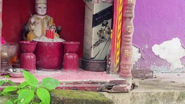 Религиозная китайская статуя со старыми палками Джосса - Кадры, видео