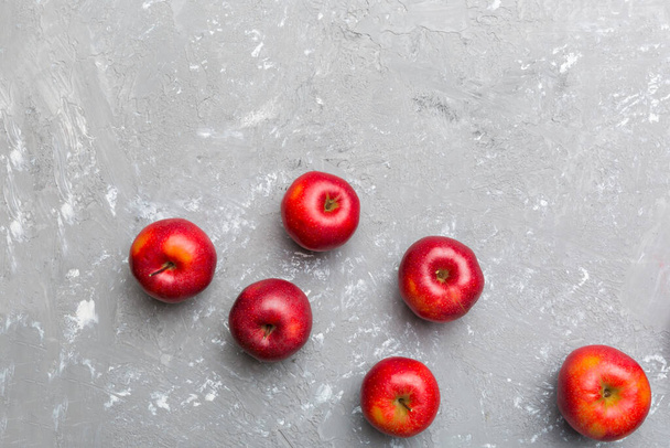 Renkli arka planda bir sürü kırmızı elma, üst manzara. Tasarım veya metin için kopyalama alanı olan taze elma görünümlü sonbahar deseni. - Fotoğraf, Görsel