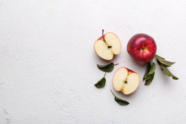 Tuoreet punaiset omenat vihreät lehdet puupöydällä. Puupohjalla. Top näkymä vapaata tilaa tekstiä. - Valokuva, kuva