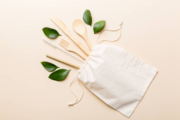 Eco friendly réutilisable sac écologique blanc recyclable avec ustensiles de cuisine sur fond coloré. Concept zéro déchet. - Photo, image