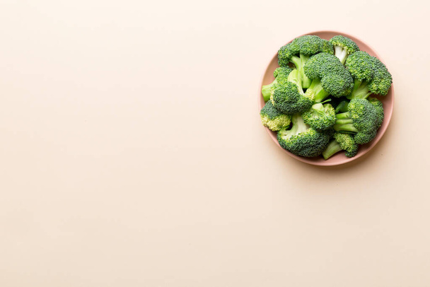 broccoli di broccoli freschi verdi in ciotola su fondo colorato. , chiudi. Ortaggi freschi. - Foto, immagini