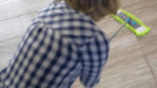 Γυναίκα πάτωμα πλύσεις με σφουγγαρίστρα - Πλάνα, βίντεο