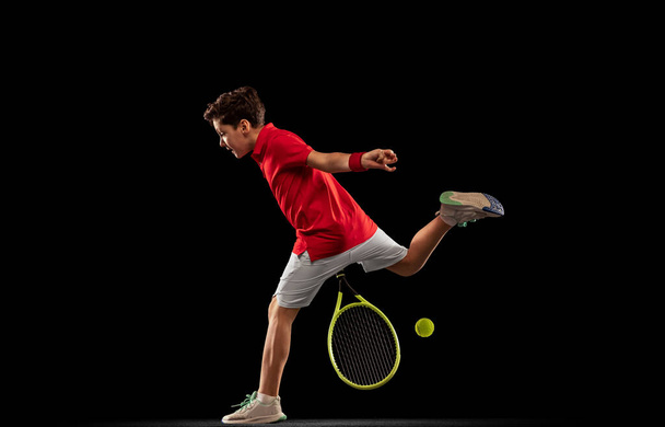 Plný portrét motivovaného sportovce, tenis, trénink izolovaný nad černým pozadím. - Fotografie, Obrázek