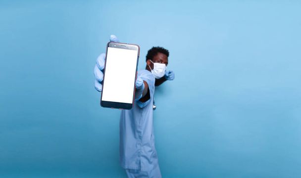 スマートフォンに縦型白い画面を表示する医療アシスタント - 写真・画像