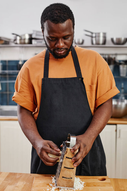 Africano americano hombre cocina - Foto, Imagen