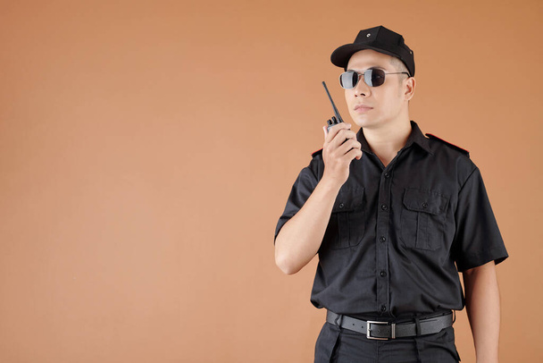Sicherheitsmitarbeiter in schwarzer Uniform - Foto, Bild