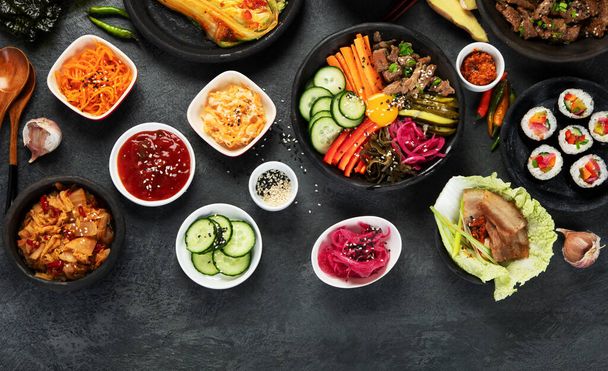 Asortyment koreańskich tradycyjnych potraw. Azjatyckie jedzenie. Widok z góry, płaski, przestrzeń do kopiowania - Zdjęcie, obraz