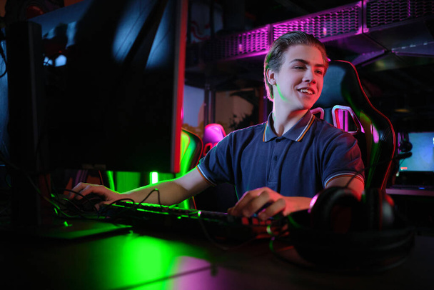 Cyber-Sport. Mannschaftsspiel. professionelles Cybersport-Spielertraining oder Online-Spiel auf seinem PC - Foto, Bild