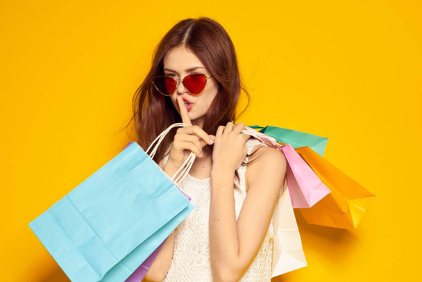 glamorous woman wearing sunglasses posing shopping fashion isolated background - Foto, Bild