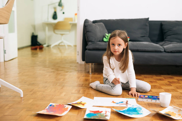 little girl painting with water colors at home - Foto, imagen