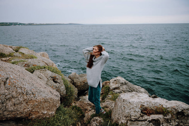 Frau lange Haare Natur Felsen Küstenlandschaft weiblich entspannend - Foto, Bild