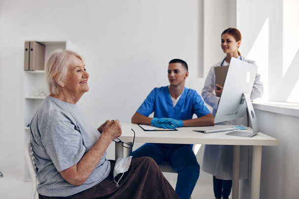 επικοινωνία ηλικιωμένης γυναίκας με γιατρό υγειονομικής περίθαλψης - Φωτογραφία, εικόνα