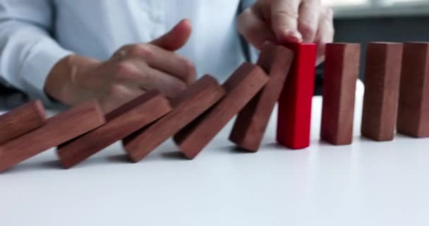 Zakenvrouw stopt met het serveren van houten blokken op rode slow motion 4k film - Video