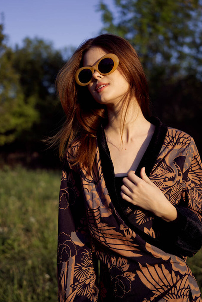 fashionable woman in sunglasses outdoors summer glamor - Fotoğraf, Görsel