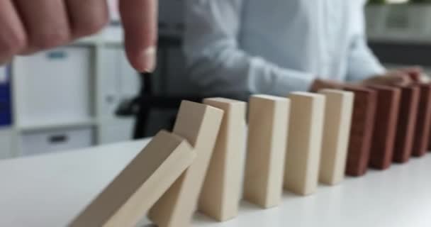 vrouw stoppen vallende houten blokken met de hand 4k film slow motion - Video