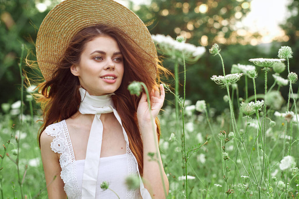 Woman with hat in a field of flowers nature freedom - Foto, imagen