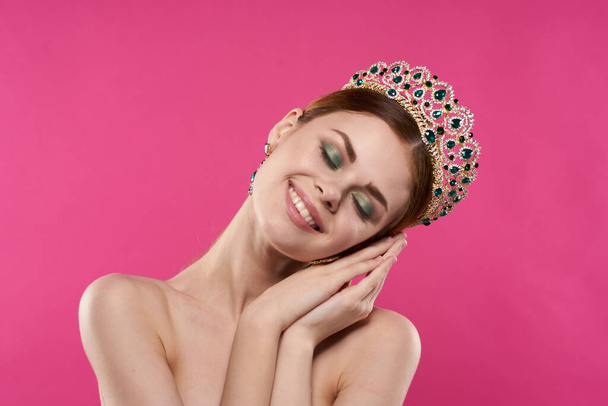 Porträt einer Frau Luxus nackten Schultern Kosmetik Mode Spaß rosa Hintergrund - Foto, Bild