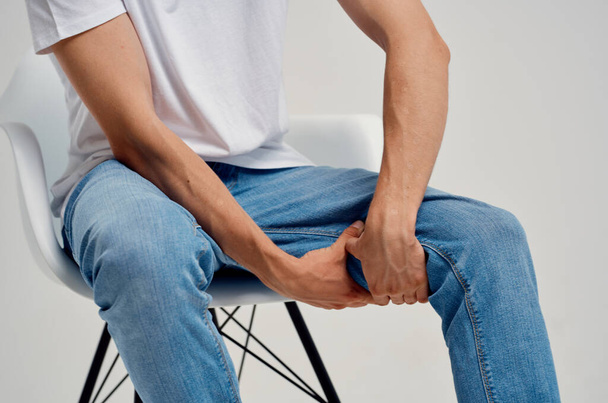 homem segurando sua perna problemas de saúde dor lesão - Foto, Imagem