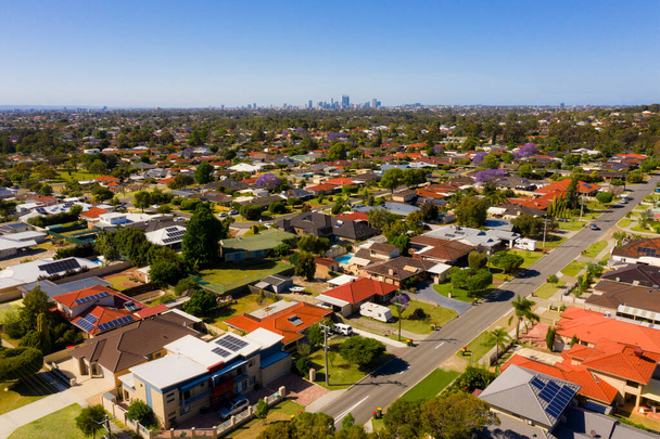 Vista aérea del dron horizonte de Perth, la capital de Australia Occidental y la ciudad más aislada del mundo. - Foto, Imagen