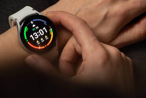 Ucrania Dnipro 30.11.2021 - Reloj inteligente Samsung Galaxy Watch 4.40 mm en la mano de una mujer, la tecnología, reloj inteligente, reloj en su mano - Foto, imagen
