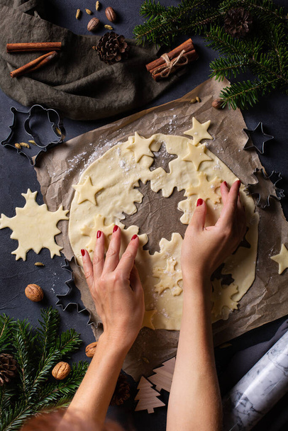 Cottura e cottura di Natale, mani femminili che fanno biscotti dalla pasta - Foto, immagini