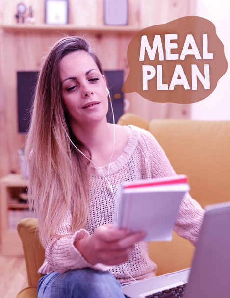 Podpis przedstawiający plan posiłków. Internet Concept schemat co będą jeść w przyszłym tygodniu miesiąc Przeglądanie i czatowanie w mediach społecznościowych, Szukanie i oglądanie filmów - Zdjęcie, obraz