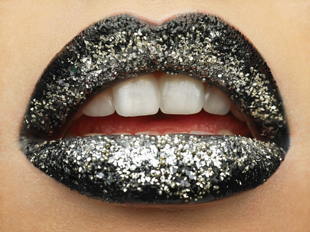 Negro labios femeninos brillantes
 - Foto, imagen