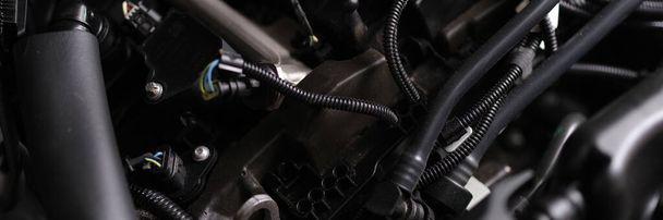 Sluiten van elektronica en motor onder motorkap van auto - Foto, afbeelding