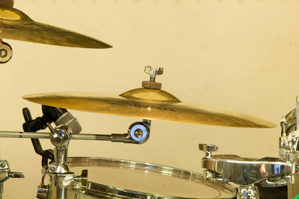プロの音楽スタジオでマイクとドラムセット。楽器だ。異なるサイズとドラムシンバルのドラム。打楽器の一種。楽器 - 写真・画像