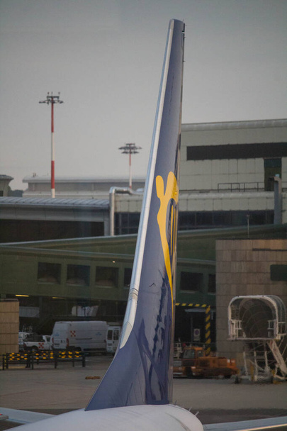 2021.09.28 Aéroport de Milan Malpensa, compagnie aérienne Ryanair en vol vers l'Italie, détail de la queue de l'avion arrêté dans l'aire de repos attendant les passagers  - Photo, image