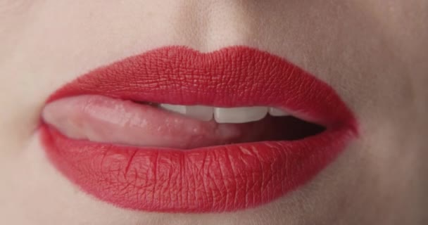 Leccare labbra rosse con una lingua un colpo macro di femmina - Filmati, video