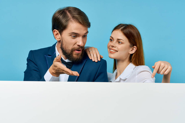 lustige Mann und Frau mit weißen Attrappen Plakat Werbeschild isolierten Hintergrund - Foto, Bild