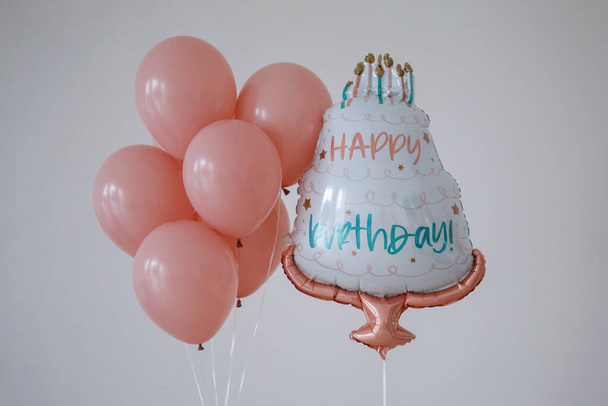 Pasta ve pembe şeklinde balonlar.. - Fotoğraf, Görsel