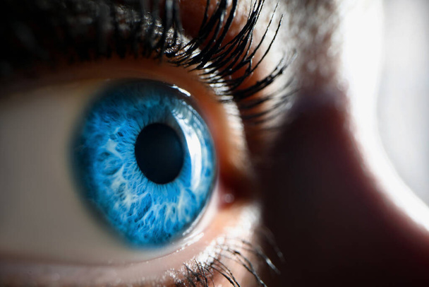 Hermoso ojo abierto femenino, lentes azules brillantes, primer plano - Foto, Imagen