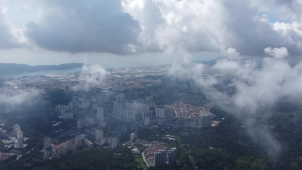 Letecký pohled Sungai Ara a Bayan Lepas v nízkém oblačném dni - Záběry, video