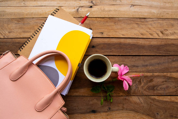 notebook tervező üzleti munka, forró kávé eszpresszó és rózsaszín kézitáska életmód nő elrendezés lakás feküdt stílus háttér fa  - Fotó, kép