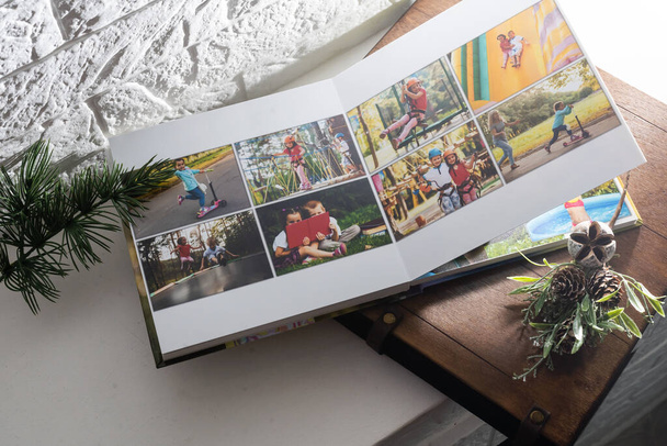Fotobuch mit Holzeinband. aufgeklapptes Fotobuch. Fotobuch. - Foto, Bild