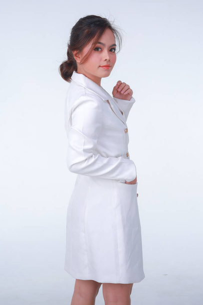 Giovane business affascinante donna fiduciosa in abito bianco allo studio sfondo bianco. - Foto, immagini