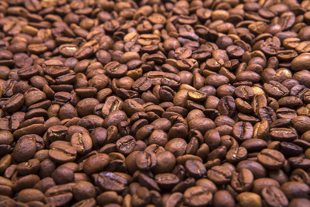 grains de café torréfiés sur la table. - Photo, image
