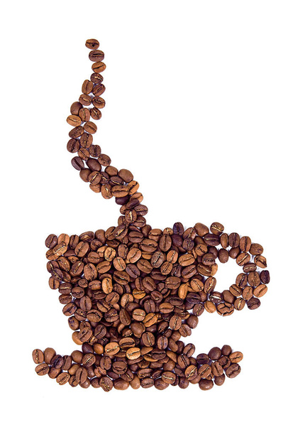 Geröstete Kaffeebohnen auf weißem Hintergrund. Tassenform mit Kaffeebohnen. - Foto, Bild
