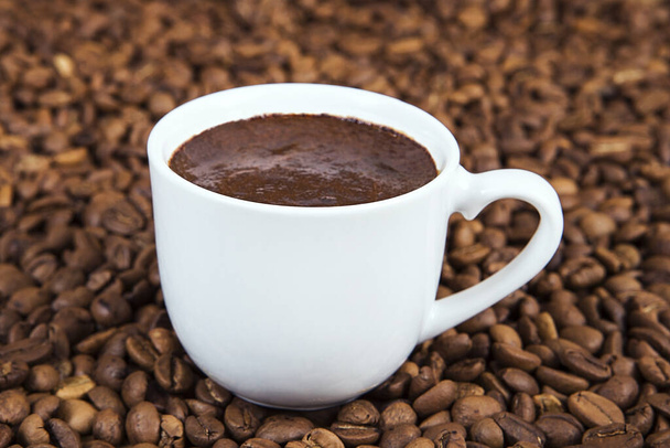 Eine Tasse heißen Kaffee auf einem hölzernen Tischhintergrund. Türkischer Kaffee. - Foto, Bild