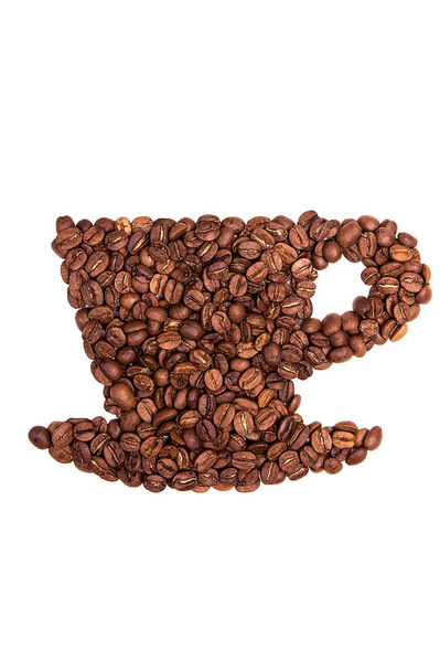 Grain de café torréfié sur fond blanc. Forme de tasse avec grains de café. - Photo, image