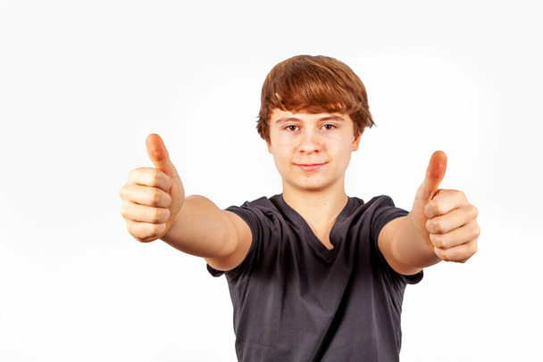 dospívající chlapec s úsměvem zobrazeno palec nahoru znamení zblízka - Fotografie, Obrázek