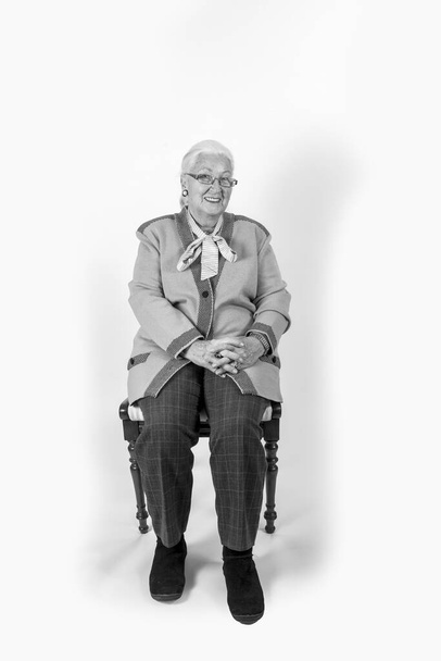 retrato de mujer mayor atractiva sonriente delante de un fondo blanco
 - Foto, Imagen