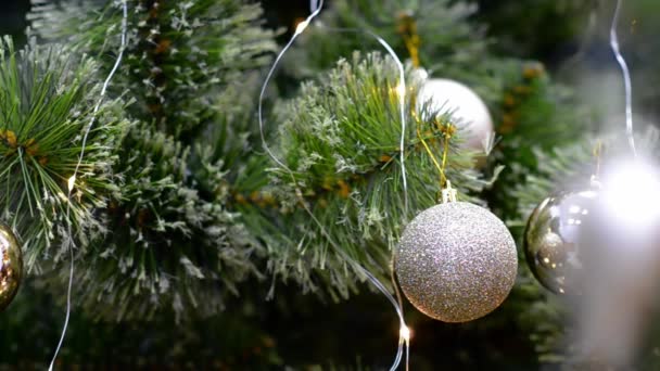 Παραδοσιακό τεχνητό χριστουγεννιάτικο δέντρο με μπάλα στολίδι και λαμπερό πολύχρωμα φώτα στο παρασκήνιο με αντίγραφο χώρο. Απαλή εστίαση χριστουγεννιάτικα στολίδια. Εποχιακές χειμερινές διακοπές. Έννοια νέου έτους. - Πλάνα, βίντεο